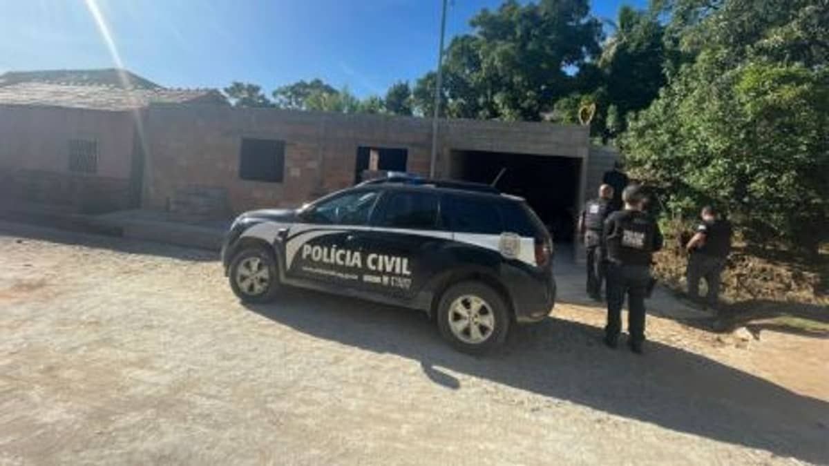 Polícia prende família que vendia drogas a mando de traficante que está na cadeia  