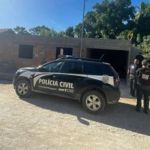 Polícia prende família que vendia drogas a mando de traficante que está na cadeia  