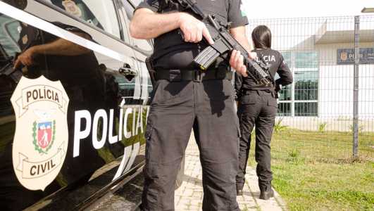 Foto mostra equipe da Polícia Civil do Paraná