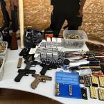 Polícia apreende quatro armas de fogo e espadas em casa de suspeito de violência doméstica