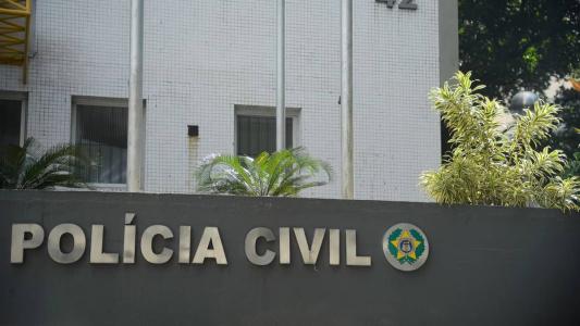 Polícia do Rio investiga mulher que ofendeu e agrediu funcionários de restaurante.