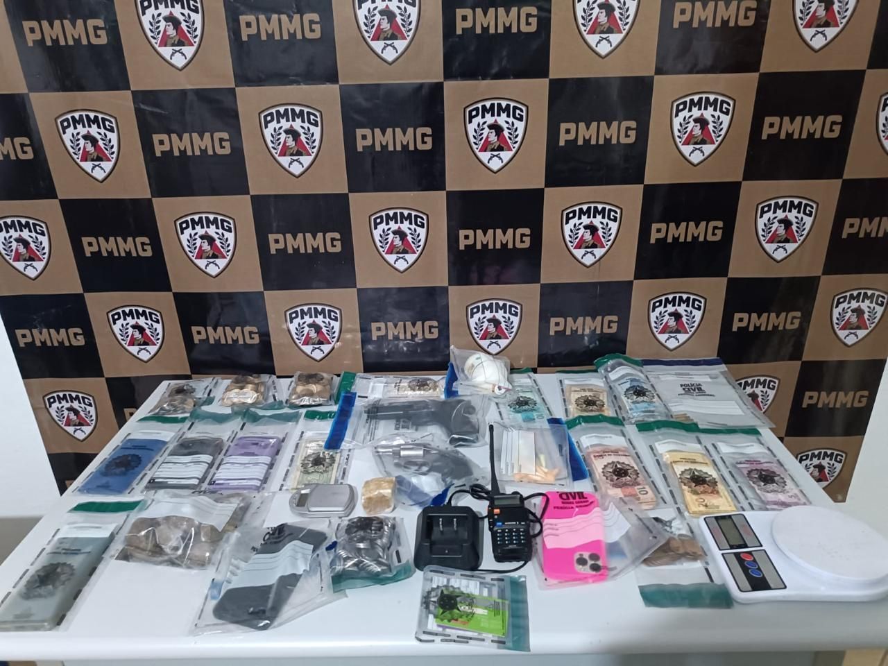 Homem é preso após polícia encontrar arma no berço do filho recém-nascido, no interior de MG
