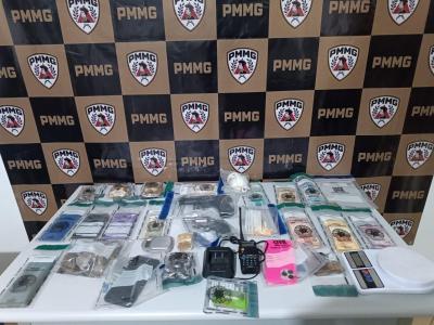 Polícia encontra arma em berço de recém-nascido e prende dois suspeitos no interior de MG