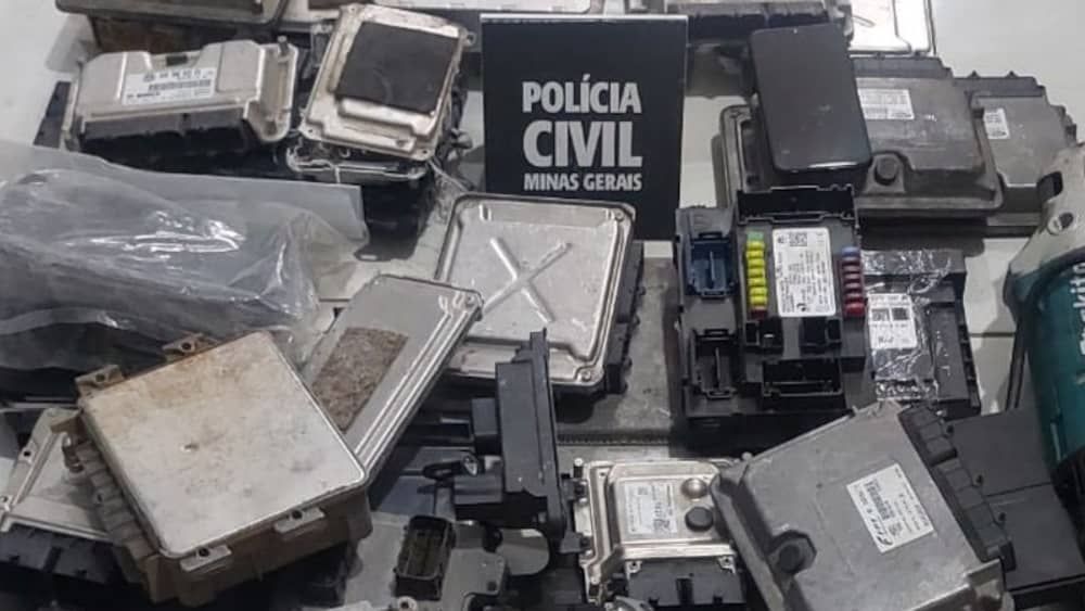 Polícia encontra peças de carros em ação contra pai e filho suspeitos de desmanche