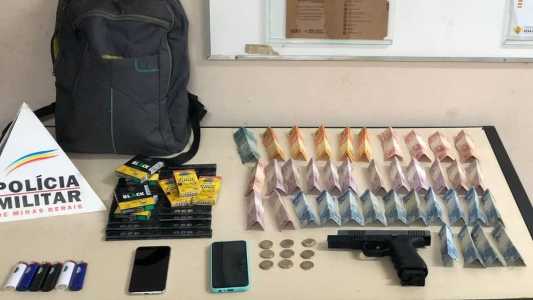 Polícia encontrou isqueiros, cigarros e réplica de uma arma fogo com adolescentes