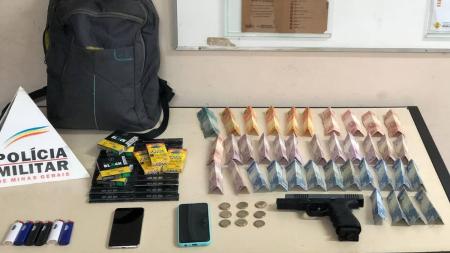 Polícia encontrou isqueiros, cigarros e réplica de uma arma fogo com adolescentes