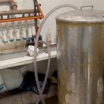 Polícia fecha fábrica clandestina de bebidas e apreende quase 18 mil produtos em SP