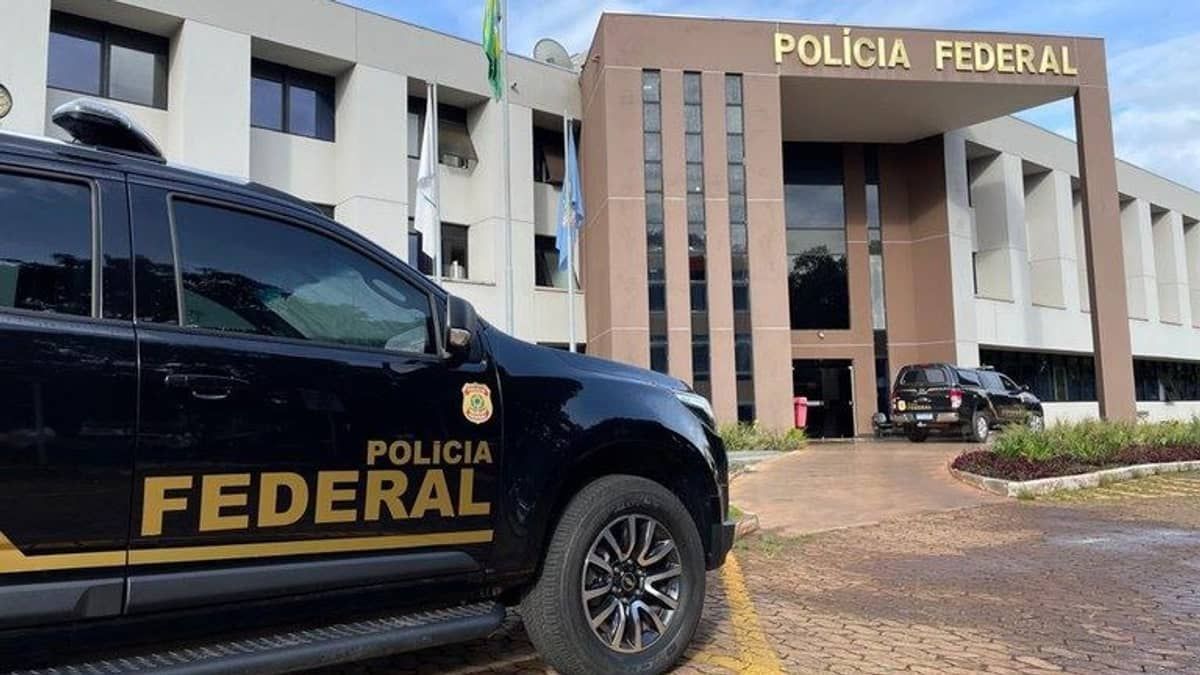 Homem tenta invadir sede da PF em Brasília com carro e é preso