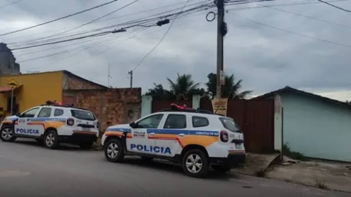 Bebê que ficou vários dias sem comer junto aos pais mortos deixa hospital