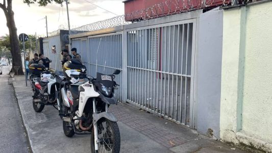 Polícia foi acionada por vizinhos que estavam sentindo um cheiro forte e sentiram falta da idosa
