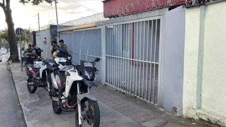 Polícia foi acionada por vizinhos que estavam sentindo um cheiro forte e sentiram falta da idosa