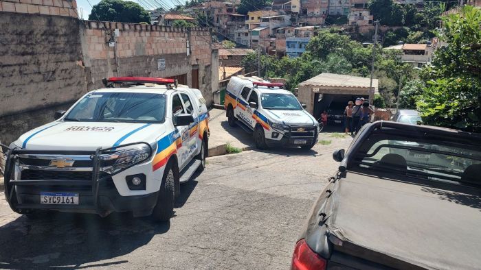 Quatro homens armados são suspeitos de matar três dos 5 baleados na região Norte de BH. Quatro homens armados são suspeitos de matar três dos 5 baleados na região Norte de BH.