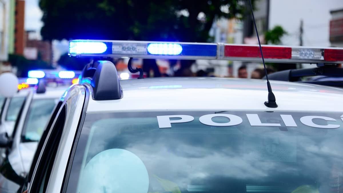 Homem morre em congelador ao tentar se esconder da polícia nos EUA 