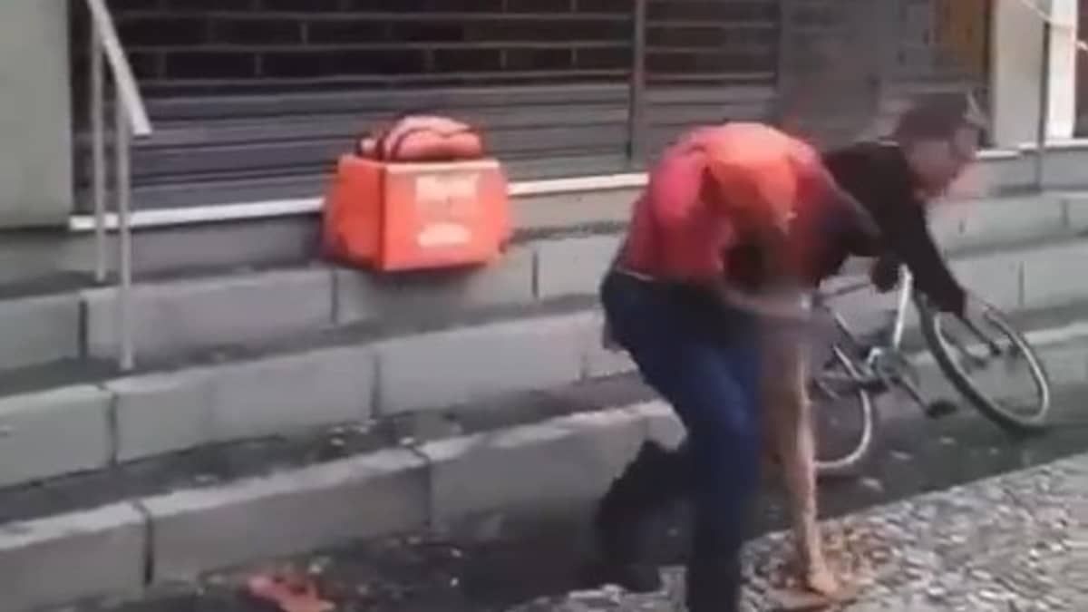 Mulher agride entregador com coleira de cachorro no Rio de Janeiro