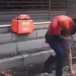 Mulher agride entregador com coleira de cachorro no Rio de Janeiro