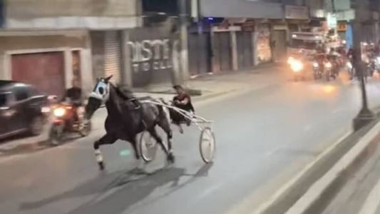 Polícia investiga vídeos virais de corrida de cavalos no Rio de Janeiro.