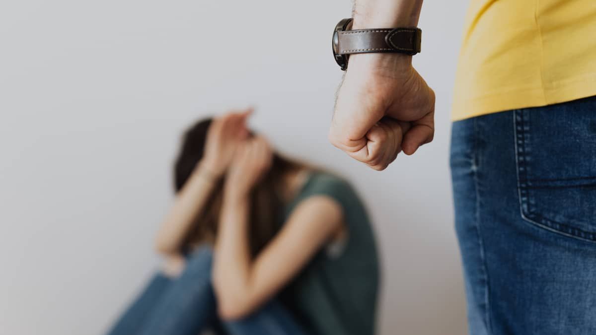 Mulher finge que está pedindo pizza e aciona a polícia para denunciar abuso