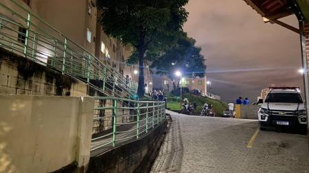 Polícia Militar foi até o condomínio onde ocorreu o crime