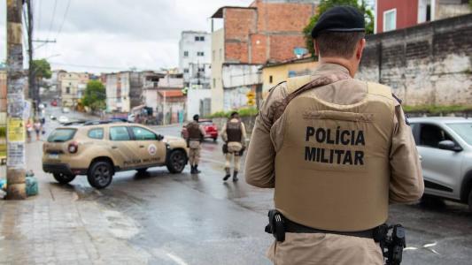Polícia Militar mata quatro homens durante abordagem em Salvador (BA).