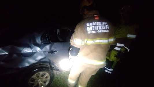 Bombeiro socorrendo vítima de acidente no Norte de Minas