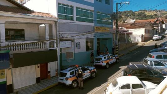 Polícia militar no banco onde o gerente sequestrado trabalha