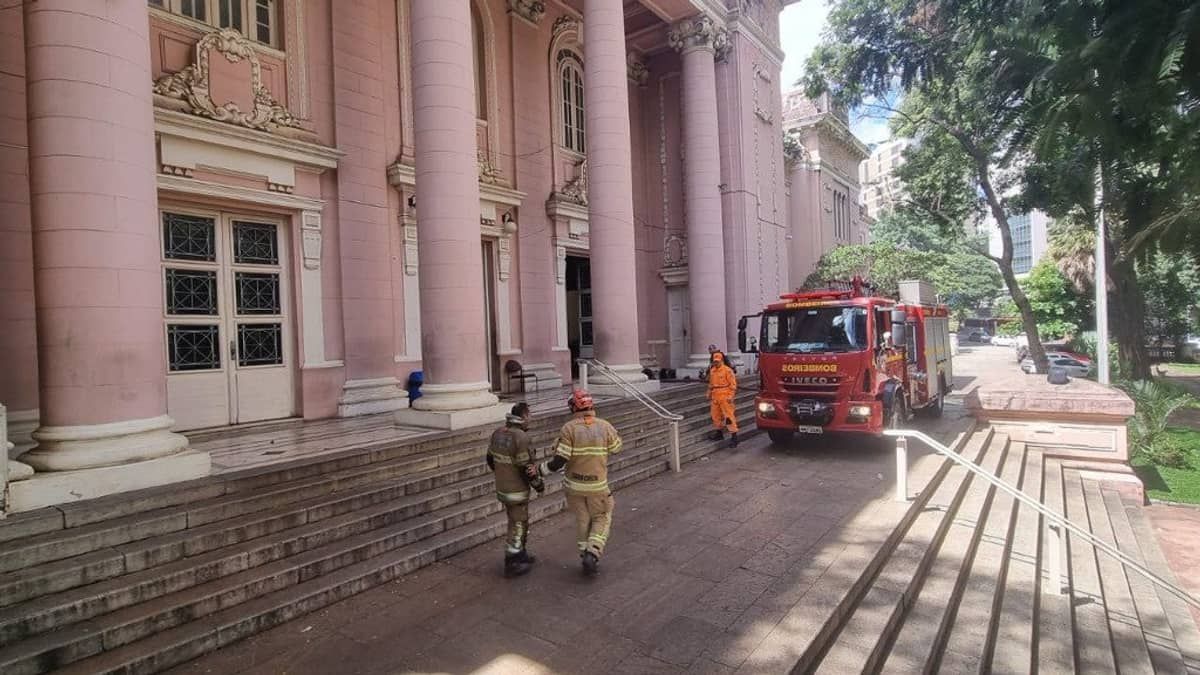 Incêndio no Instituto de Educação: avenidas são parcialmente interditadas para socorro às vítimas; veja o trânsito  