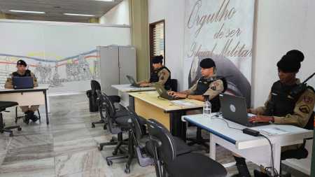 Foto mostra policiais militares trabalhando