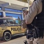 Motorista embriagado tenta fugir da polícia por medo de ser preso e acaba detido