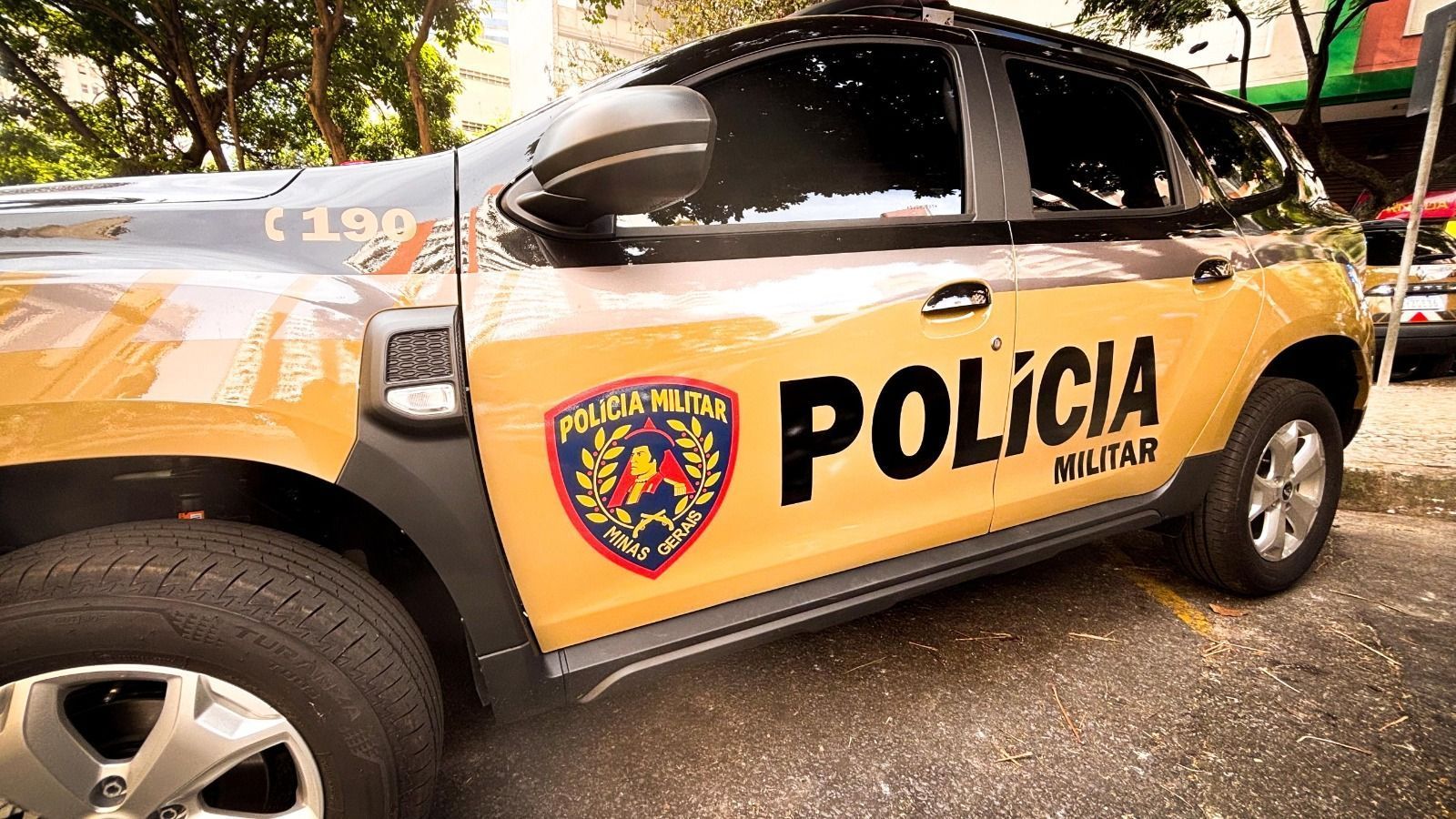 Homem é morto a tiros por garupa de moto após briga com a namorada em bar, na Grande BH