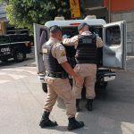 Foragido procura PM para registrar agressão e é preso em Governador Valadares, em MG