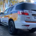 Filho espanca e tenta estuprar mãe em surto por drogas: saiba o estado de saúde da vítima