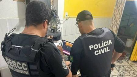 Polícia prende suspeito com mais de 27 mil arquivos de pornografia infantil armazenados em Goiás.