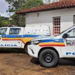 Motorista faz ultrapassagem forçada, tenta furar bloqueio policial e é pego com drogas