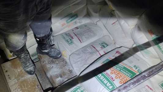 Polícia Rodoviária apreende anabolizantes contrabandeados entre carga de farina.