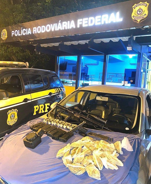 Motorista é preso com granadas, fuzis e munições após perseguição em rodovia