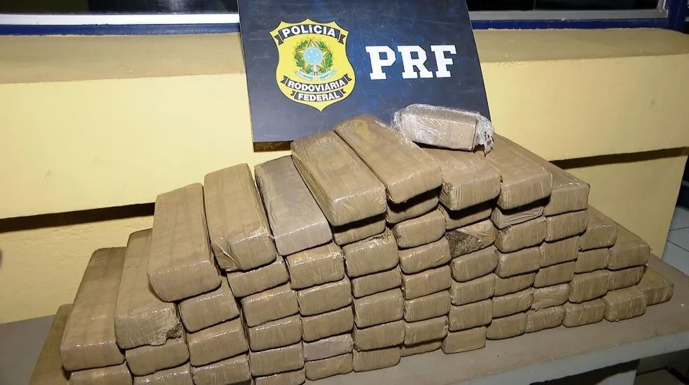 Carro roda na pista, motorista chama a PRF e acaba preso com 65kg de maconha