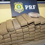 Carro roda na pista, motorista chama a PRF e acaba preso com 65kg de maconha