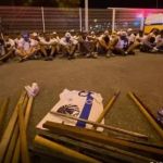 Torcedores detidos com bastões de ferro e madeira em ônibus de organizada são soltos