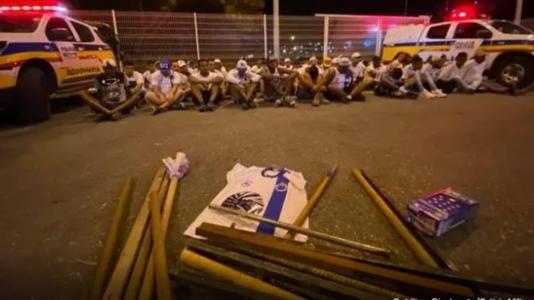 Policiais abordaram um ônibus que seria da Máfia Azul, na MG-10, em Vespasiano