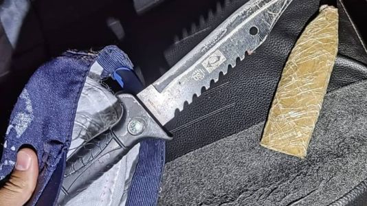 Policiais apreenderam a faca que pode ter sido usada no crime