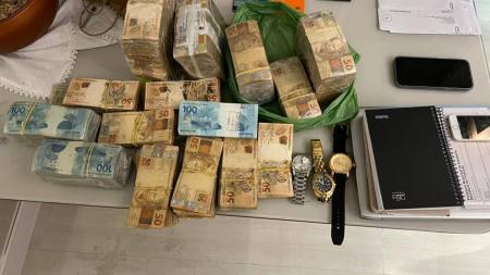 Policiais apreenderam grande quantidade de dinheiro