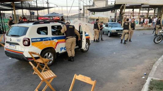 Policiais cercam a cena do crime no bairro Industrial