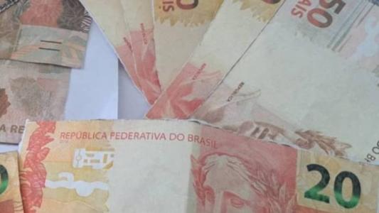 Policiais civis apreenderam notas falsas e esboços de notas falsas