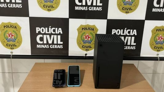 Policiais Civis apreenderam o aparelho celular usado pelo adolescente e o console do seu videogame, utilizado para jogar online com outras pessoas.