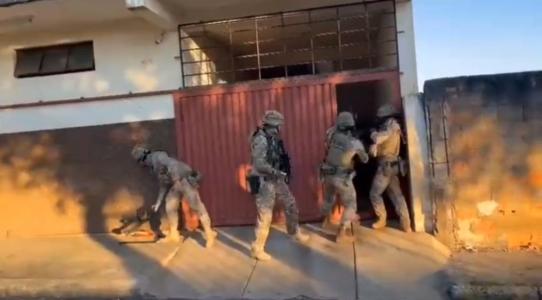 Policiais cumpriram 197 mandados judiciais de prisão, busca e apreensão e de bloqueio de contas bancárias