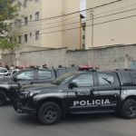 Homem agride mulher grávida e enteada, reage à prisão e Bope é acionado em BH
