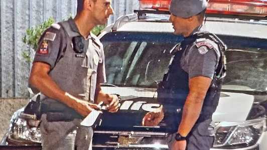 Policiais do Gate cercaram a frente do condomínio