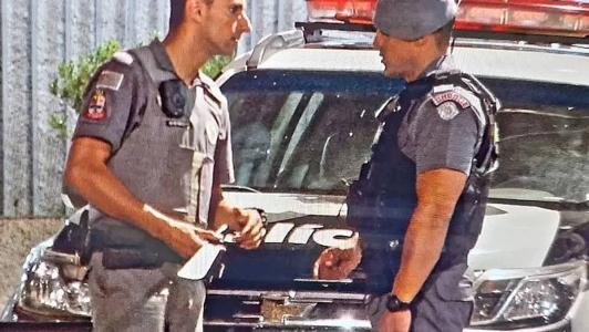Policiais do Gate cercaram a frente do condomínio