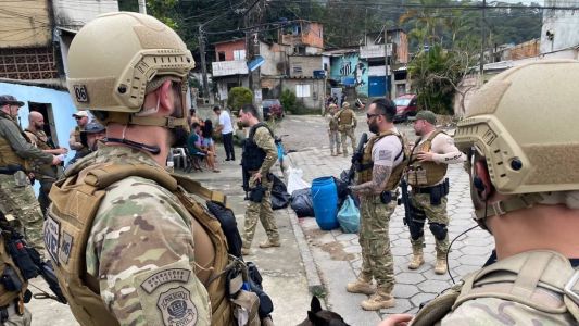 Policiais durante a Operação Escudo.