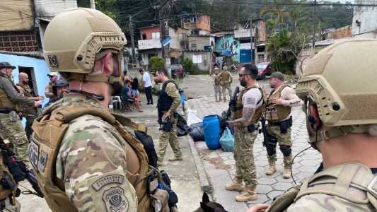 Policiais durante a Operação Escudo.
